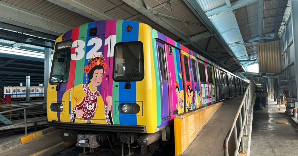 捷運求籤是真的！2026世界唐氏症日捷運列車啟航，媽祖守護神陪你通勤超療癒。