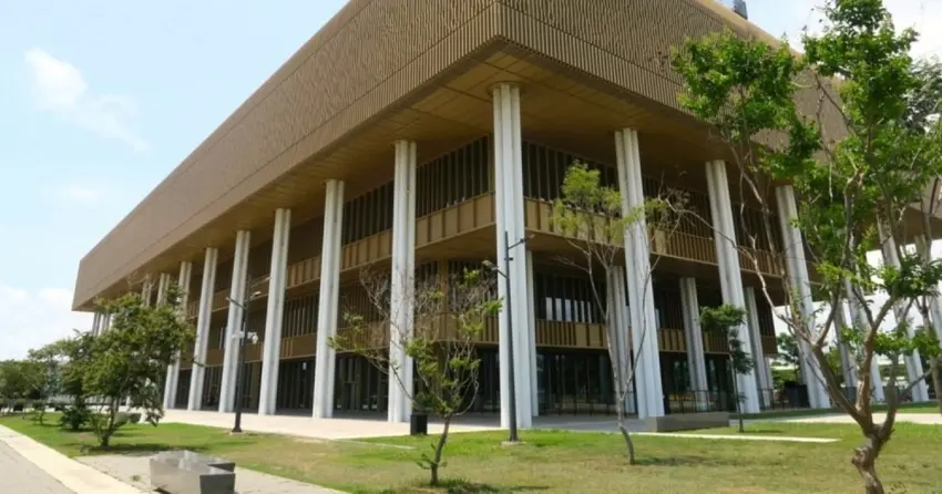 ▲「台南市立圖書館新總館」採倒立階梯式的外觀，除了予人沈穩的視覺效果，其阻熱效果更能抵擋南部高照的陽光。