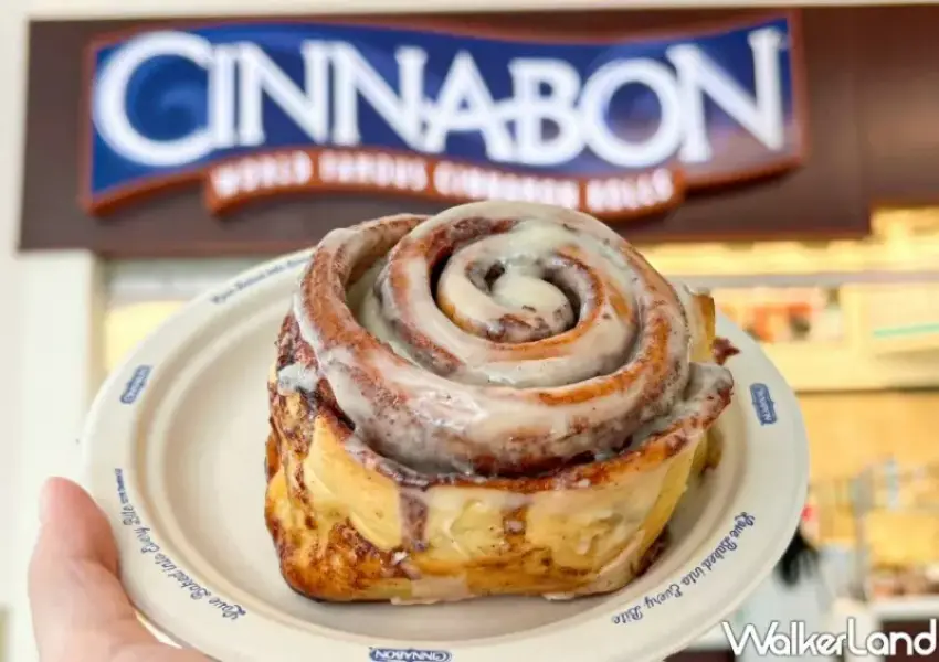 ▲讓全球瘋狂的 Cinnabon 經典肉桂捲，濕潤紮實的口感配上香濃糖霜超邪惡。(攝影：鄭雅之)
