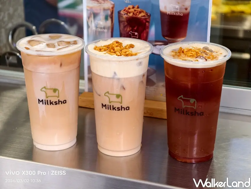 ▲迷客夏「焦糖雲朵拿鐵」以娜杯紅茶結合綠光鮮奶與焦糖奶霜，再撒上焦糖脆奇，呈現滑順又帶酥脆的口感層次。（攝影：張人尹）