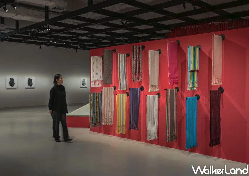 ▲新美館展覽「花心」展出至3/15於B1探索基地，結合原住民傳統編織與當代繪畫呈現多元文化語彙。（新北市美術館提供，攝影：狐色影像製作）