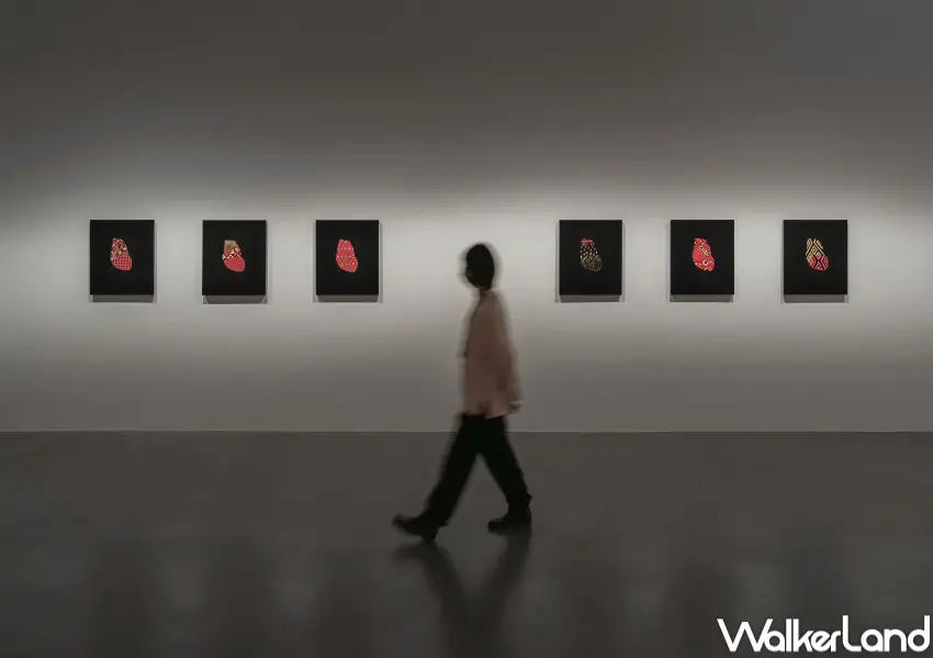 ▲新北市美術館「花心」展以編織作品為主，並將心的意象融入作品中。（新北市美術館提供，攝影：狐色影像製作）