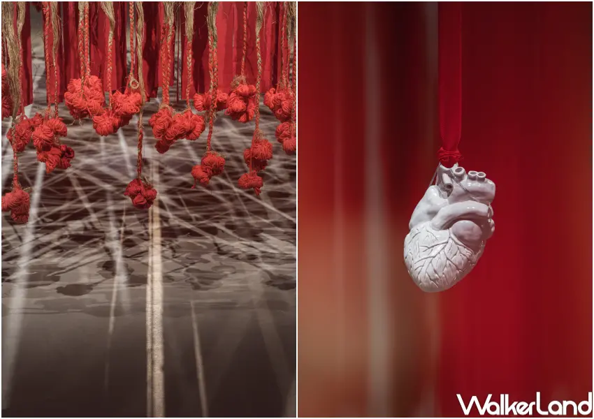 ▲新美館展覽免費參觀！母女共作〈編織生命的紅〉垂落大面積紅色苧麻線，象徵生命、世代間的連結與延伸。（新北市美術館提供，攝影：狐色影像製作）
