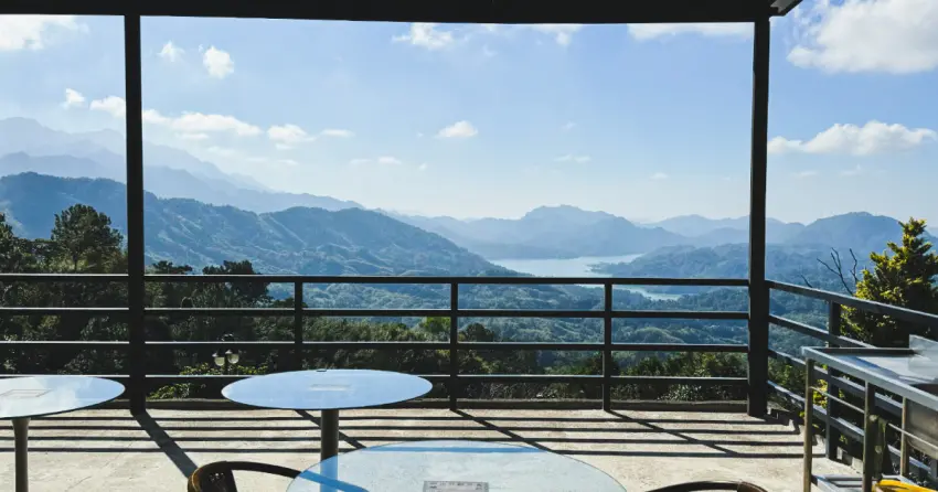 桃園景觀咖啡廳推薦！一山景觀咖啡 180度俯瞰石門水庫，必吃海鮮義大利麵、金桔檸檬綠茶。