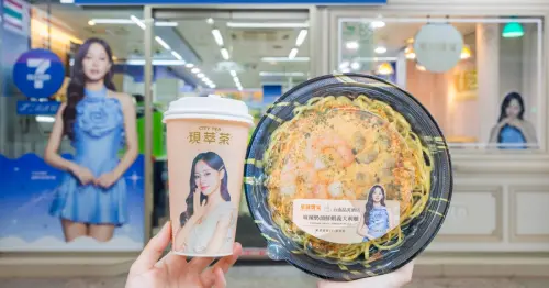 周子瑜聯名小七！7-11台韓料理抽周子瑜小卡，咖啡加碼買2送2開喝。