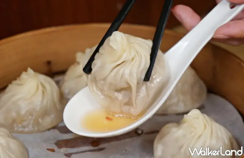 ▲熱騰騰的皮薄多汁小籠包，現在到SOGO大巨蛋 就能親自體驗「沁園春」傳承多年的職人手藝。(攝影：鄭雅之)