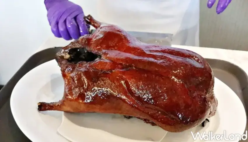 ▲米其林星級粵菜名人坊進駐 SOGO大巨蛋，油亮酥香的經典脆皮烤鴨是老饕不容錯過的極致美味。(攝影：李維唐)