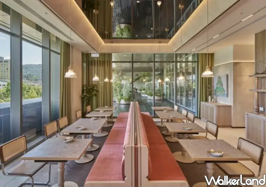 ▲超美的新店景觀窗座位，光是在這裡享受養心沙龍蔬食吃到飽超療癒。