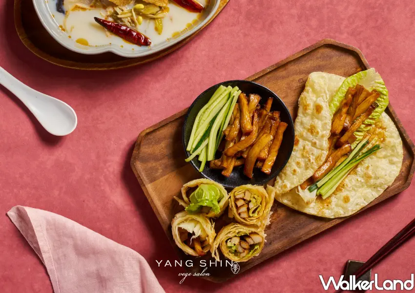 ▲鹹甜適中的京醬若絲包進餅皮裡超對味，在養心沙龍蔬食吃到飽一定要多點幾份。