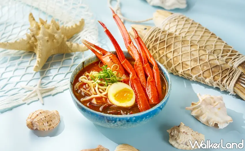 ▲嚴選松葉蟹與鮮蝦慢火熬製湯頭，風味濃郁鮮甜，搭配現煮拉麵呈現層次豐富的海味精華，為敘日全日餐廳「沖繩假期‧海味盛宴」期間限定的現點現做招牌料理之一。圖／六福旅遊集團提供；窩客島整理