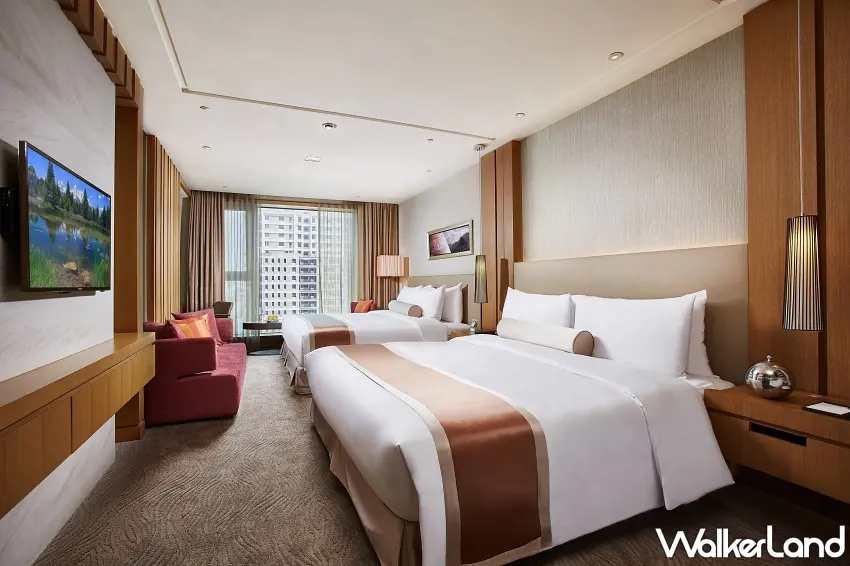 ▲空間寬敞高雅的豪華家庭房，週年慶期間下殺至每晚7999元起。圖／台中日月千禧酒店提供；窩客島整理