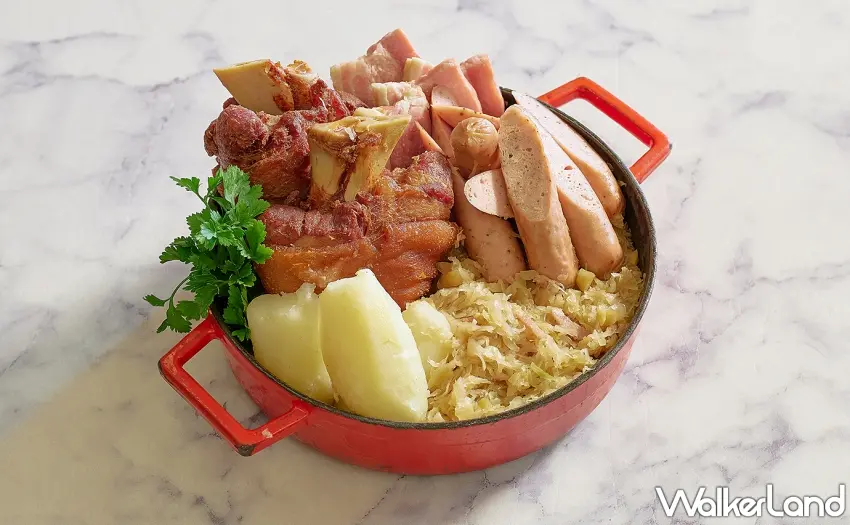 ▲鉑麗安自助餐「歐洲經典主題自助餐」，有德國代表料理「德國豬腳佐酸菜」，外皮酥脆、肉質軟嫩。圖／JR東日本大飯店台北提供；窩客島整理