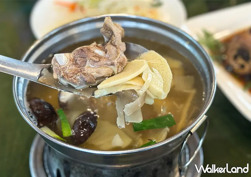 ▲溪頭美食推薦！阿三全筍餐館 南投排隊名店，黑豆豬腳黏嘴膠質滿滿、烏龍茶雞茶香爆。