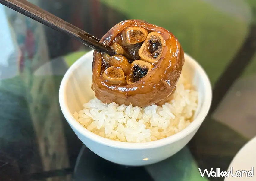 ▲溪頭美食推薦！阿三全筍餐館 南投排隊名店，黑豆豬腳黏嘴膠質滿滿、烏龍茶雞茶香爆。