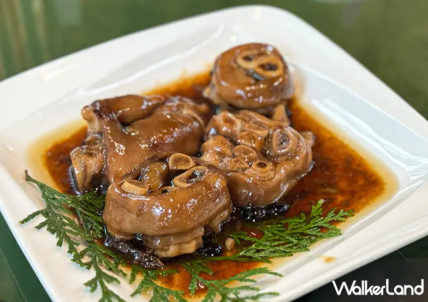 ▲溪頭美食推薦！阿三全筍餐館 南投排隊名店，黑豆豬腳黏嘴膠質滿滿、烏龍茶雞茶香爆。