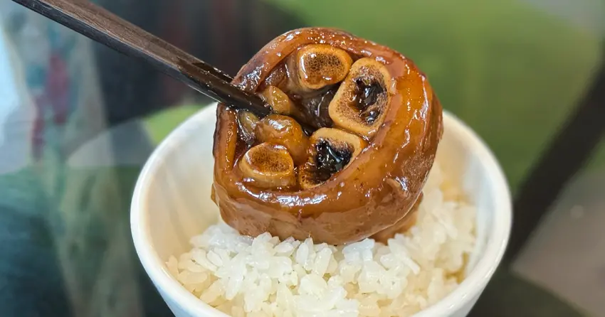 溪頭美食推薦！阿三全筍餐館 南投排隊名店，黑豆豬腳黏嘴膠質滿滿、烏龍茶雞茶香爆。