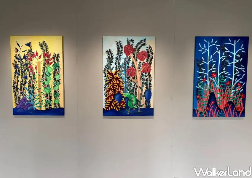 ▲展場內畫作等距水平排列就像電影膠卷，透過觀者的移動產生翻頁書效果。(攝影：鄭亦庭)