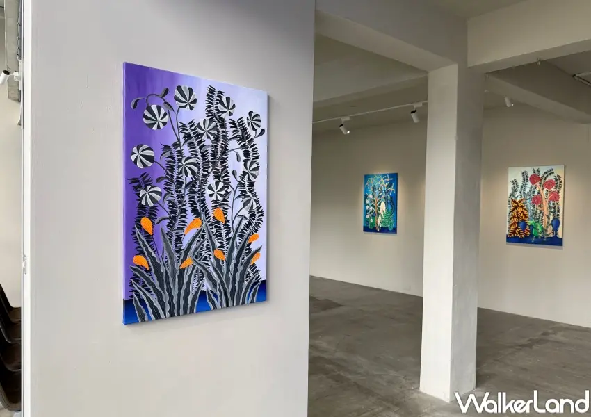 ▲藝術家結合現實中的植物與數位虛構植物影像，創造出充滿奇幻色彩的虛擬植物。(攝影：鄭亦庭)