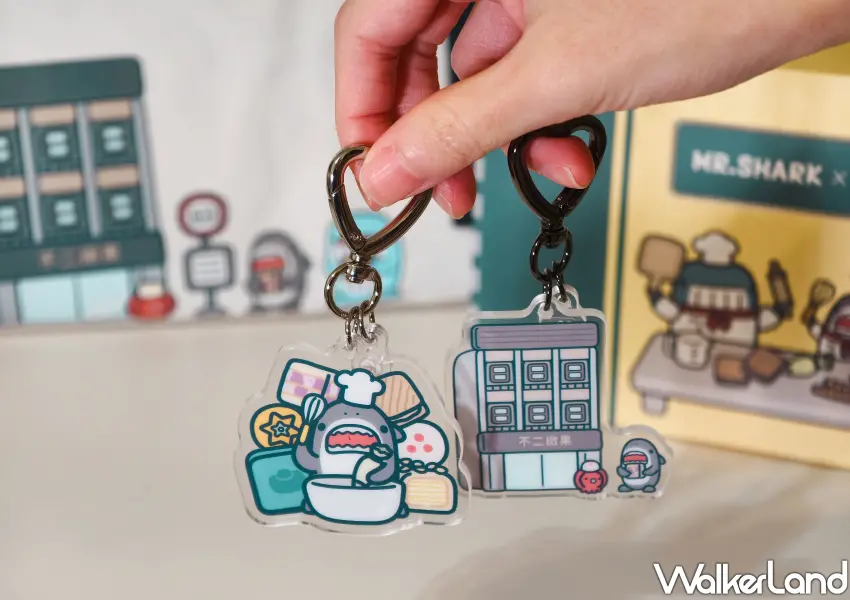 ▲小資族必收，不二緻果聯名鑰匙圈提供兩款超萌造型，購買指定野餐套組就能加購。(攝影：鄭雅之)