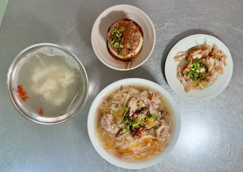 彰化田中美食必吃！田中老店筒仔米糕，生米檜木桶陶瓷筒米糕七十年如一日，標配龍骨髓湯、紅燒肉只。