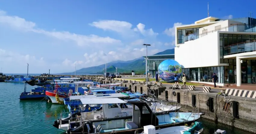 ▲「看海美術館」向海而建，看展的同時也能欣賞波光粼粼的海岸風光。