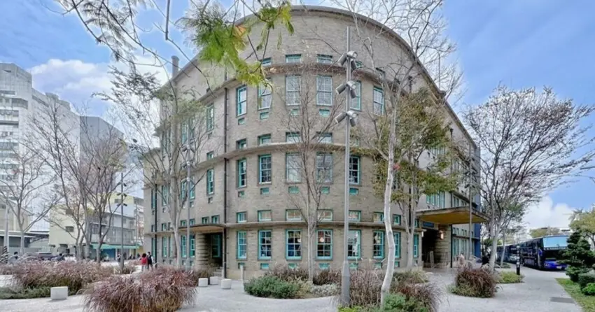 ▲「嘉義市立美術館」由歷史建築群改造而成，融合紅磚建築與藝文展覽，蛻變為嘉義代表性的藝文地標。