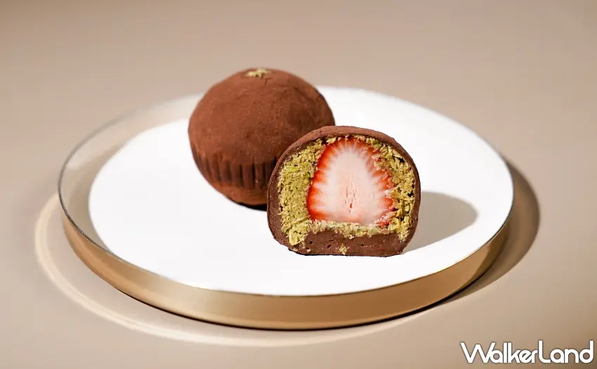 ▲剖面露出一整顆鮮豔草莓，「杜拜巧克力草莓Q餅」結合果香酸甜與濃厚可可。 圖／Maison Kayser提供；窩客島整理