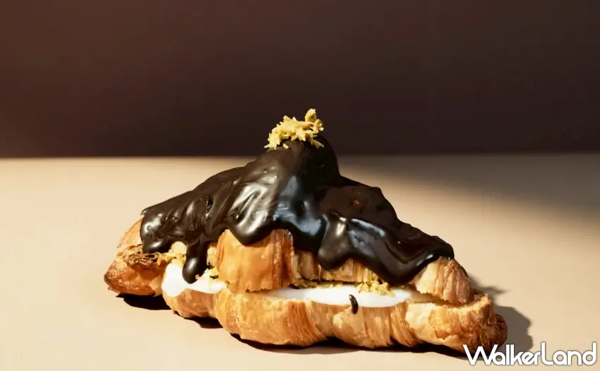 ▲「杜拜巧克力可頌」由冠軍可頌演繹而成，濃醇巧克力內餡入口即展現苦甜平衡的高級感。 圖／Maison Kayser提供；窩客島整理