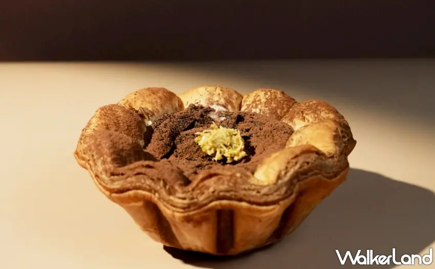 ▲以金黃酥鬆麵包體堆疊細緻層次，「杜拜巧克力丹麥」完美呈現法式烘焙與中東風味的交融。 圖／Maison Kayser提供；窩客島整理
