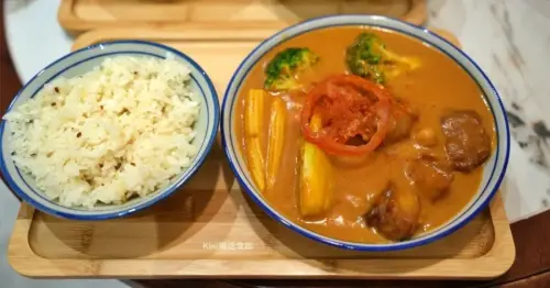 藏在彰化市區的南洋秘境！「熱浪小島」銷魂排燒飯，免出國也能吃異國料理。