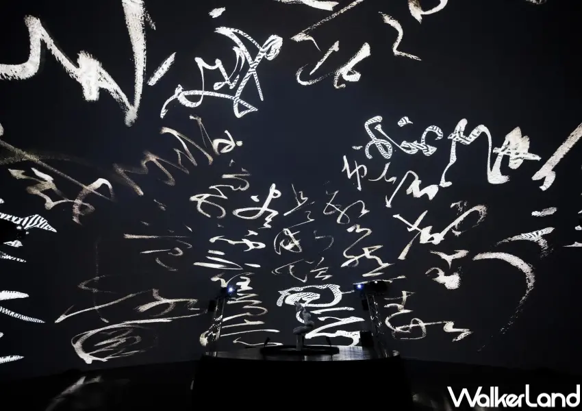 ▲香港沈浸式展覽！香港首個360度沉浸式半球體藝術空間，《浪書——筆陣圖》展將書法結合腦電波、水袖舞表演。