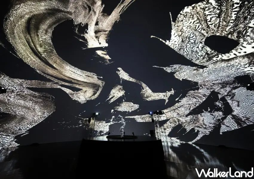 ▲香港360度沈浸式書法展覽！運用腦電波將書法家許靜獨特的「酒書」技巧，投影至半球體空間中。