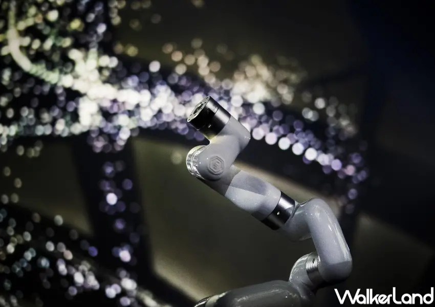 ▲《浪書——筆陣圖》展覽中以機械手臂將書法軌跡化為立體動態，觀眾能從各個角度欣賞。