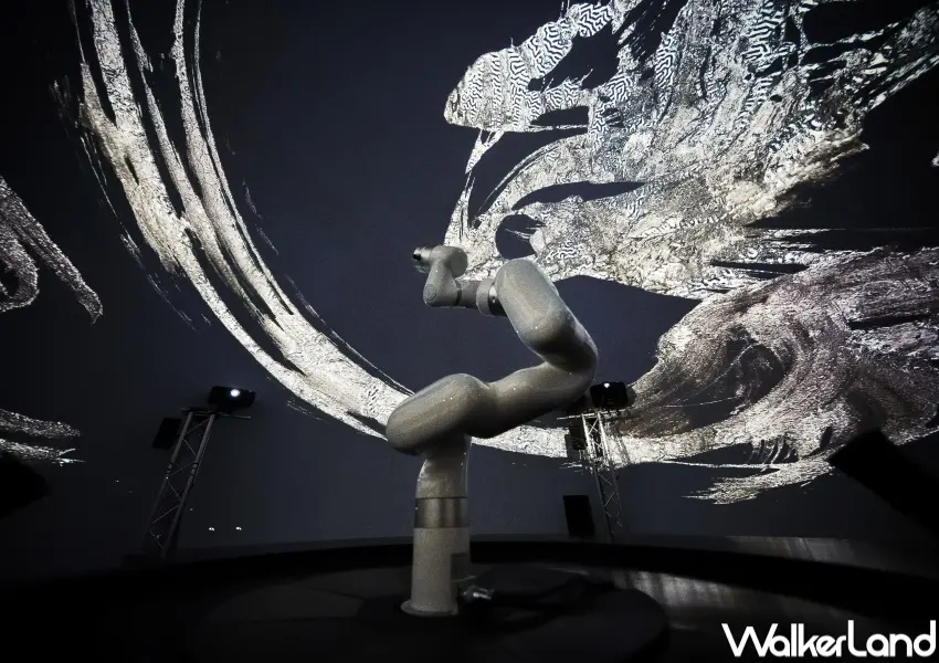 ▲香港展覽3/30起免費參觀！觀眾可進入半球體穹頂空間，感受東方書法美學與科技結合的沈浸式展覽。