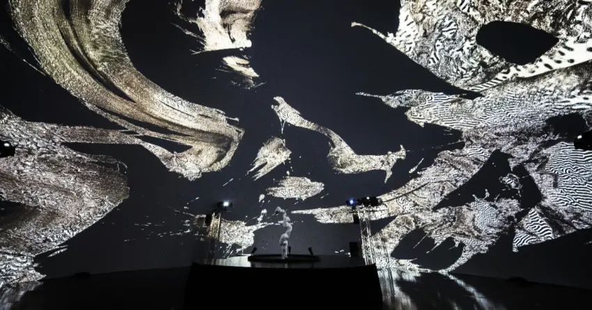 香港沈浸式展覽！360度半球體《浪書》書法展免費看，結合腦電波、機械手臂超酷。