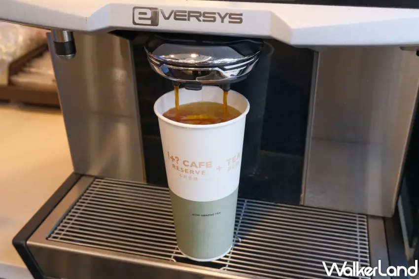 ▲7-ELEVEN「I+？CAFE RESERVE+TEA 不可思議茶BAR」推出「真心橙意青、珍芭雷夢青茶、果真桃氣蜜露紅」等果茶，結合水果與茶香打造多層次口感。（攝影：張人尹）