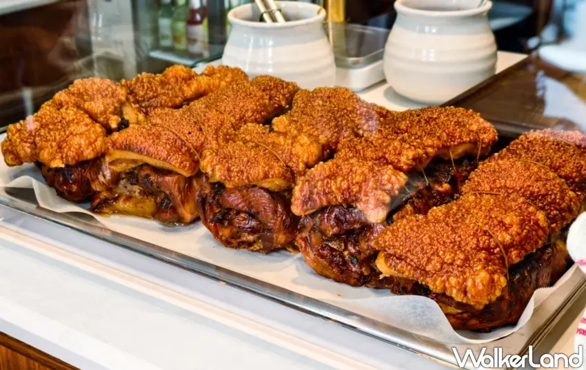 ▲主廚將豬肉捲入多種香草調味,並以長時間低溫烘烤,使外皮呈現金黃酥脆的口感。(美食好芃友提供)