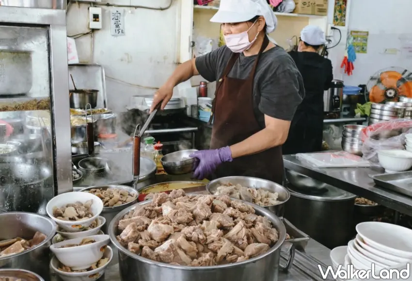 ▲老字號鼓山美食老店「吳家豬血湯」超過70年歷史,肉骨湯深得無數老饕的青睞。(美食好芃友提供)