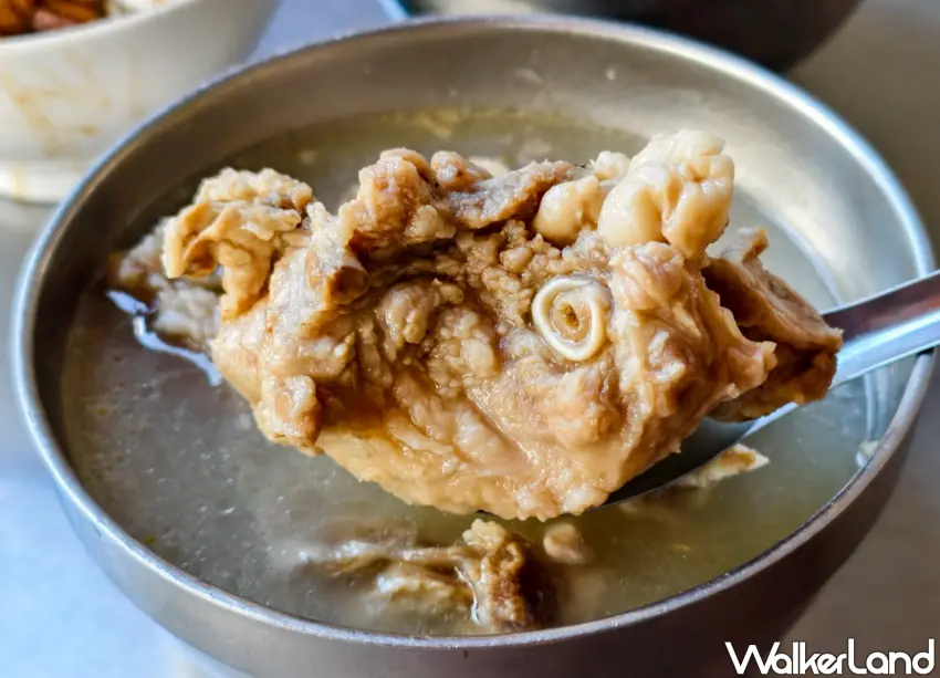 ▲肉骨湯使用當日溫體豬,肉質鮮嫩,湯頭保留肉骨香氣。(美食好芃友提供)