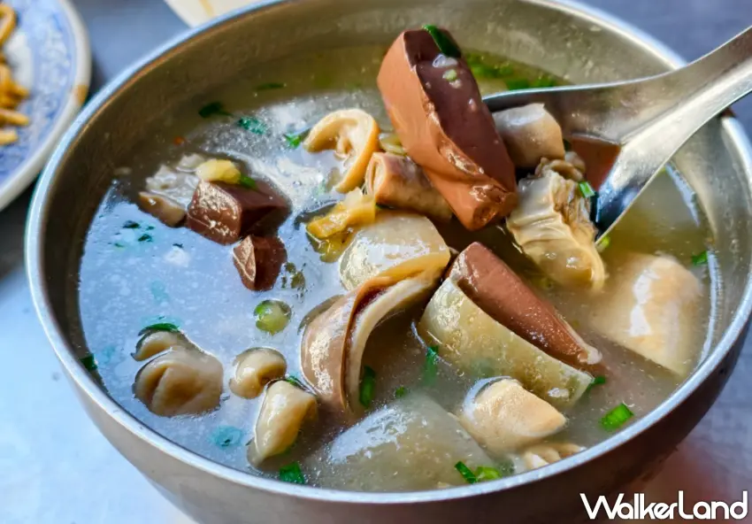 ▲「吳家豬血湯」的綜合湯包含骨肉、豬血、豬皮、大腸、肝連肉與小肚等,十分豐富。(美食好芃友提供)