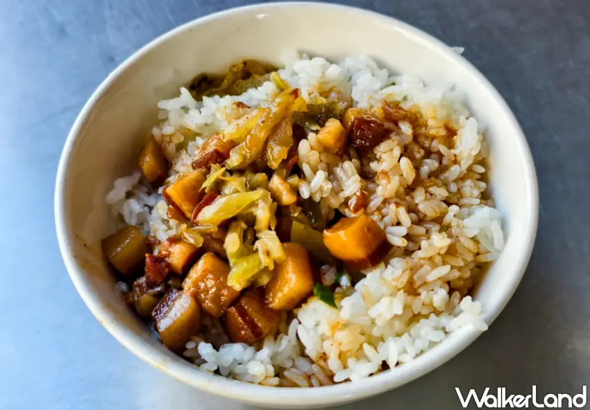 ▲肉燥飯醬汁香氣濃郁,搭配手切豬皮以及酸菜,一碗只要35元。(美食好芃友提供)