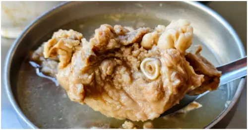 高雄鼓山小吃王者！吳家豬血湯 70年老店肉骨湯與綜合湯份量十足，肉燥飯與炒米粉同樣推薦。