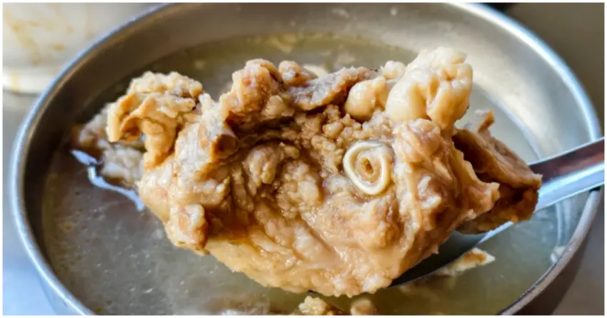 高雄鼓山小吃王者！吳家豬血湯 70年老店肉骨湯與綜合湯份量十足，肉燥飯與炒米粉同樣推薦。