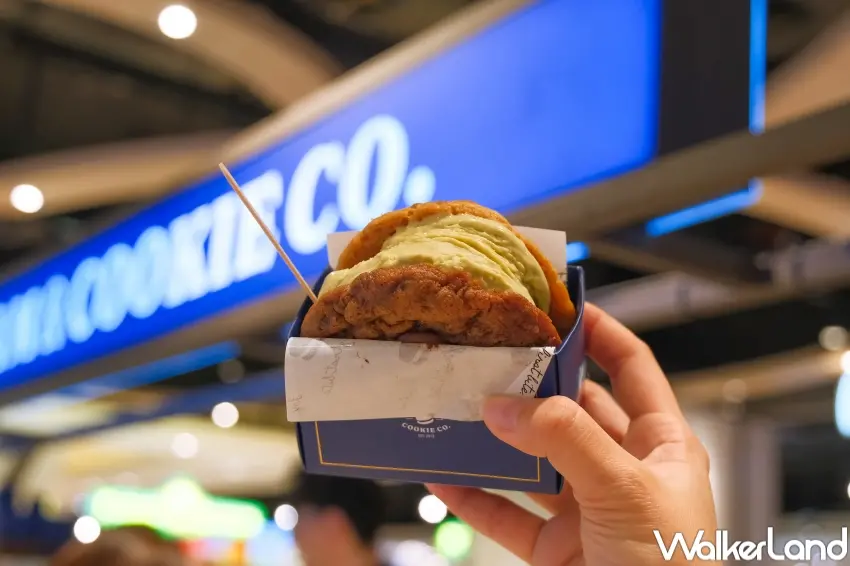 ▲The Ice Cream & Cookie Co. 經典冰淇淋餅乾三明治提供8種冰淇淋與8種餅乾搭配，粉絲可自由組合多種甜點口味。（攝影：張人尹）