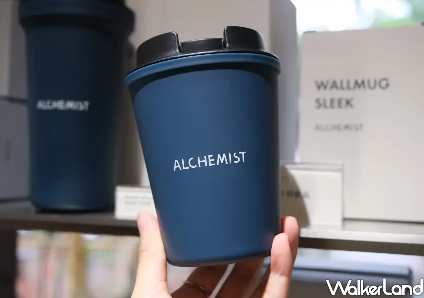 ▲買新加坡Alchemist環保隨行杯加送咖啡，藍色系極簡設計質感滿分。(攝影：鄭雅之)