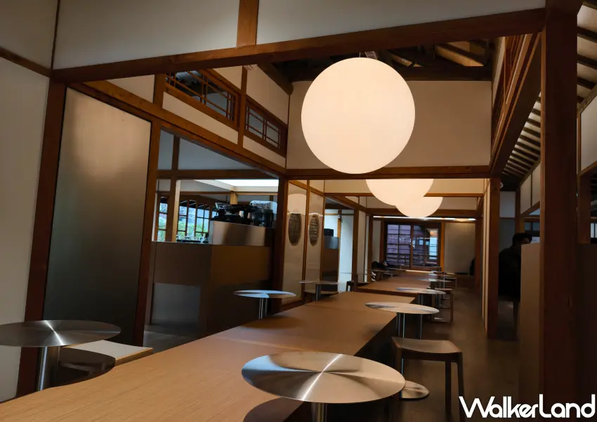 ▲台北大安區Alchemist二店內部空間，溫潤木質調結合現代不鏽鋼桌椅。 (攝影：鄭雅之)