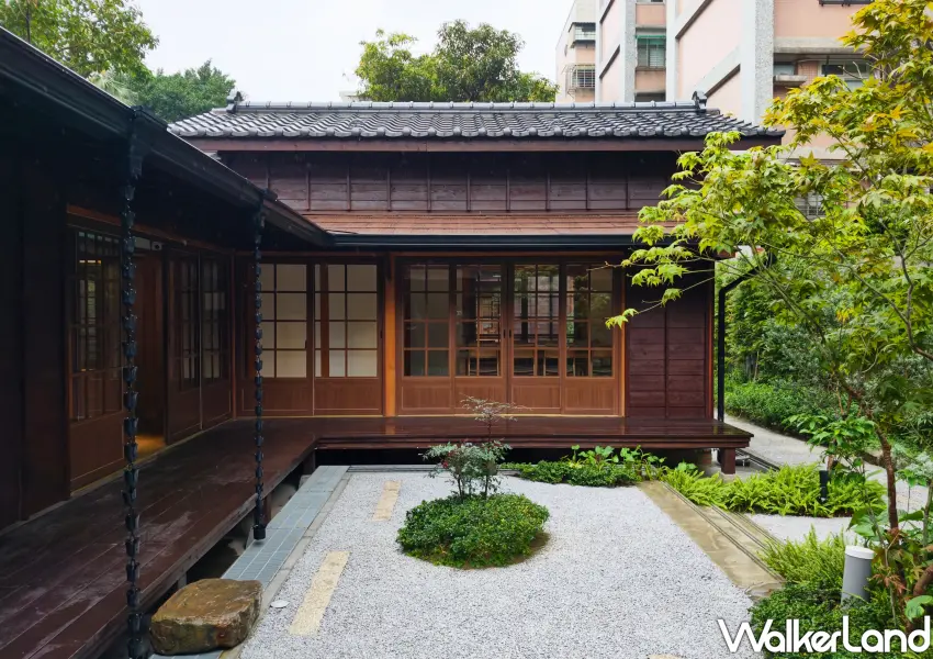 ▲隱身東門站老宅咖啡廳的日式庭院，石子路與枯山水營造禪意美學。(攝影：鄭雅之)