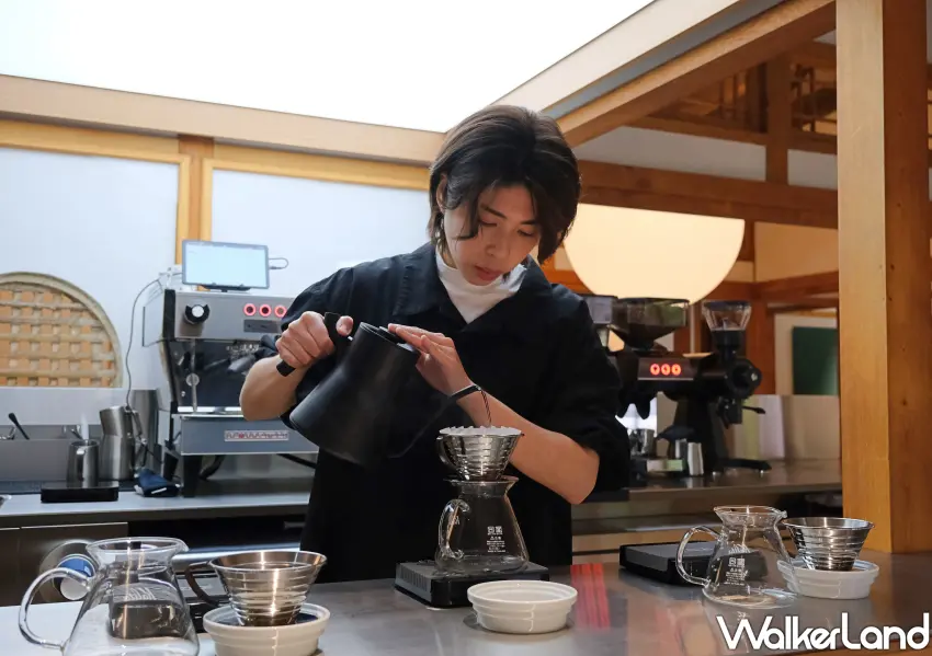 ▲職人專業沖煮手沖咖啡，Alchemist帶領讀者感受純粹的黑咖啡魅力。(攝影：鄭雅之)