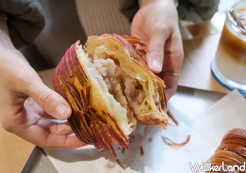 ▲手撕Alchemist現烤可頌內餡，酥脆外皮與香甜芋泥內餡超療癒。(攝影：鄭雅之)