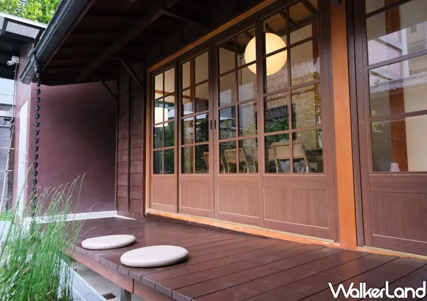 ▲Alchemist二店戶外緣側空間，在日式庭院老建築下享受最放鬆的城市慢活。(攝影：鄭雅之)